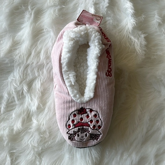 🆕 Strawberry Shortcake Fuzzy Babba Slipper Socks Size S/M Shoe Size 5.5-7.5 - Picture 2 of 7